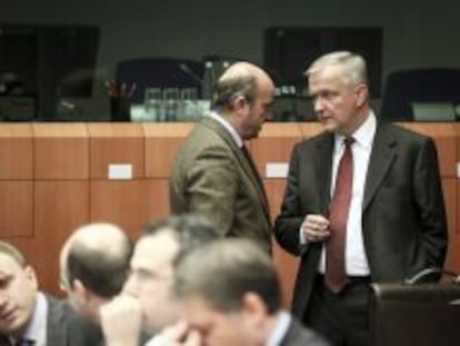 BU6 BRUSELAS (B&Eacute;LGICA) 22/11/2013.- El vicepresidente de la Comisi&oacute;n Europea (CE) Olli Rehn (dcha) conversa con el ministro espa&ntilde;ol de Econom&iacute;a, Luis de Guindos (c), antes del inicio de la reuni&oacute;n de ministros de Finanzas de la UE en Bruselas (B&eacute;lgica) hoy, viernes 22 de noviembre de 2013. EFE/Olivier Hoslet