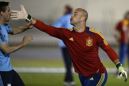 Reina bromea con Monreal durante un entremiento.