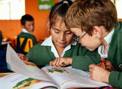 Dos alumnos de la Escuela Rural Cómbita, en Boyacá (Colombia).