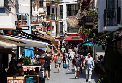 Vecinos en un paseo peatonal de Sitges, el jueves.