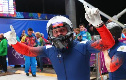 Zubkov celebra su oro en bobsleigh.