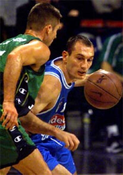 Azofra juega el balón en un partido contra el Joventut.