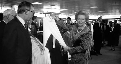 Margaret Thatcher, en la inauguración de la tienda de la cadena inglesa Marks & Spencer durante su viaje oficial a España.