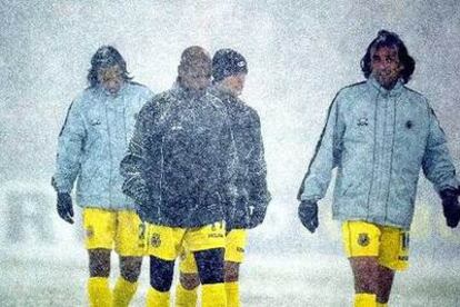 Jugadores del Villarreal, en el campo cubierto de nieve.