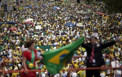 As primeiras mobilizações foram registradas em algumas cidades do norte e nordeste. Milhares de manifestantes pediram o "fim" do Governo de Dilma e expressaram seu apoio às investigações da Lava Jato. Na imagem, milhares de pessoas protestam em Brasília.