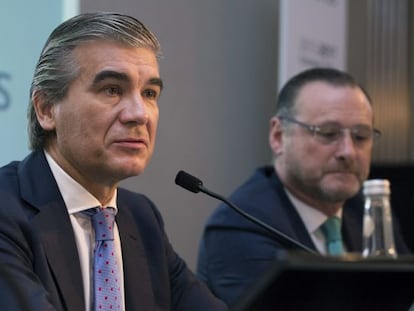 El consejero delegado de Abertis, Francisco Reyn&eacute;s, junto a Jos&eacute; Aljaro, director general financiero del grupo.