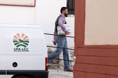 La Guardia Civil retira documentaci&oacute;n en la sede regional de UPA-UCE de M&eacute;rida.