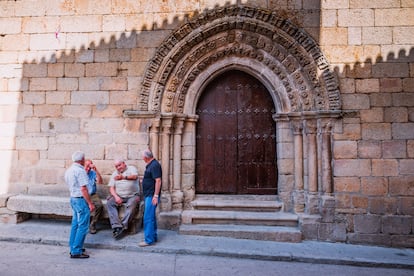 Vecinos junto a la iglesia de Nuestra Señora de la Asunción, en la localidad zamorana de Fermoselle.