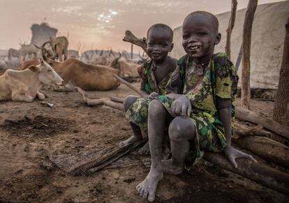 Crianças sudanesas da tribo Dinka posam em seu acampamento em Mingkaman, no estado de Lagos (Sudão do Sul).