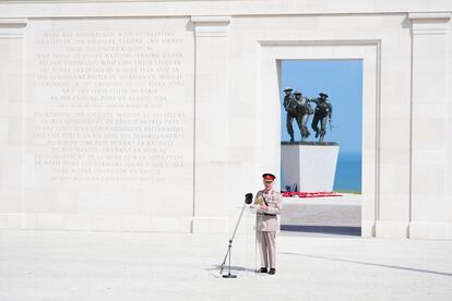 El rey Carlos III interviene en el acto conmemorativo nacional del Reino Unido por el 80º aniversario del Día D, celebrado en el Memorial Británico de Normandía en Ver-sur-Mer (Francia).