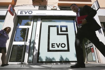 Fachada de una sucursal en Madrid de EVO Banco.