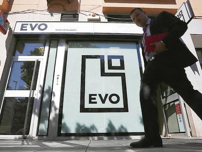 Fachada de una sucursal en Madrid de EVO Banco.