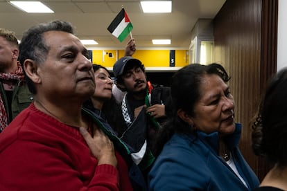 Convocados por distintos colectivos, activistas y miembros de la sociedad civil esperan conmovidos a la primera familia de refugiados palestinos en México.