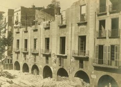 Enderrocaments a la plaça de Sant Sebastià, el 1909.