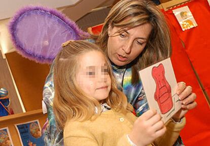 Una profesora con una alumna en un curso de la Escuela de Igualdad del Instituto de la Mujer andaluz.