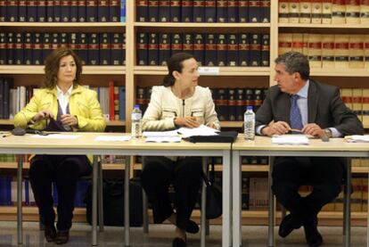 Carmen Llombart, presidenta de la Audiencia de Valencia, Pilar de la Oliva, presidenta del TSJ, y Jesús Olarte, secretario de gobierno del TSJ.