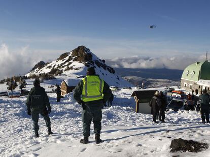 Agentes de la Guardia Civil trabajaban ayer en el dispositivo de búsqueda del montañero desaparecido tras un alud en Sierra Nevada.