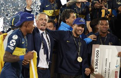 Gustavo Alfaro celebra el triunfo en la Supercopa. 