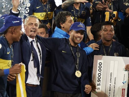 Gustavo Alfaro celebra el triunfo en la Supercopa. 