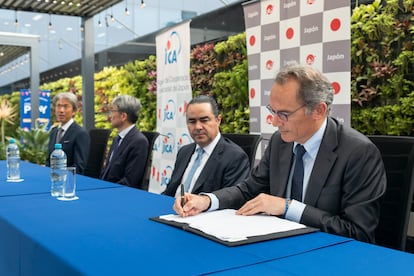 Alfonso García Mora, vicepresidente de IFC para Europa, América Latina y el Caribe, y Fernando Eguiluz, CEO de BBVA en Perú, en la firma de un préstamo para impulsar la construcción sostenible en Perú.