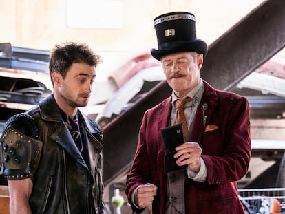 Daniel Radcliffe y Steve Buscemi, en la cuarta temporada de 'Miracle Workers'.