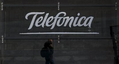 Reflejo de un usuario frente a la tienda de Telefónica en Madrid