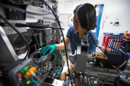 Pesquisadora em laboratório dos EUA que emprega sistemas de inteligência artificial para buscar novos materiais.