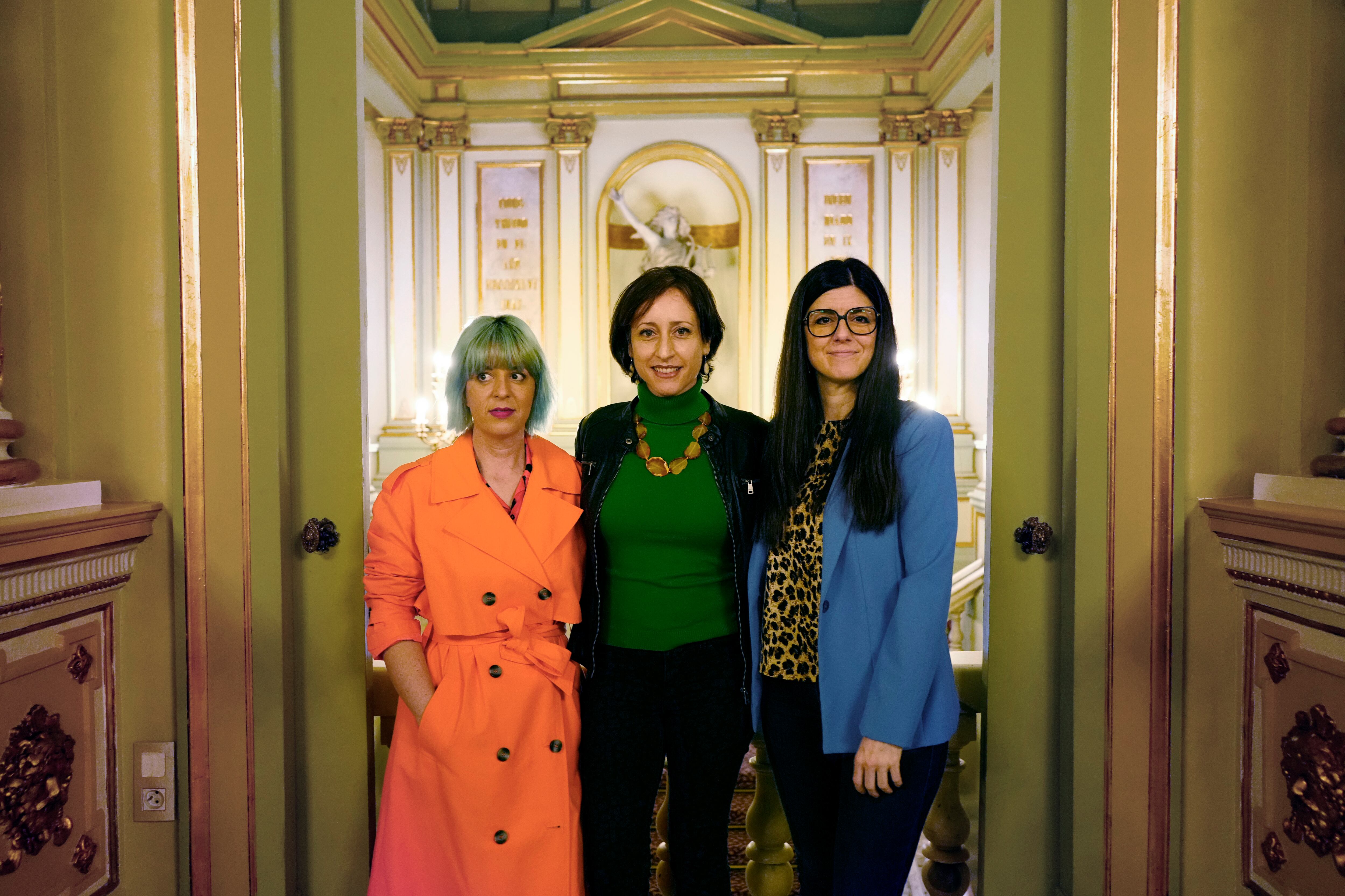 La compositora y directora musical Raquel García-Tomas (derecha), la directora de escena Marta Pazos (izquierda) y la cantante Lidia Vinyes-Curtis (centro), posan durante la presentación de la ópera de nueva creación 'Alexina B.'.