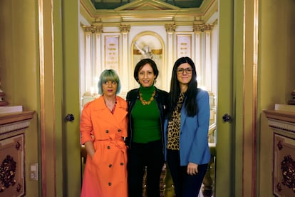 La compositora y directora musical Raquel García-Tomas (derecha), la directora de escena Marta Pazos (izquierda) y la cantante Lidia Vinyes-Curtis (centro), posan durante la presentación de la ópera de nueva creación 'Alexina B.'.