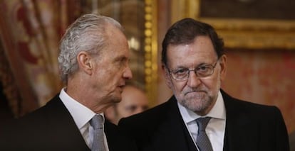 Mariano Rajoy (r) talks with Defense Minister Pedro Morenés at the annual Pascua Militar military ceremony on Wednesday.