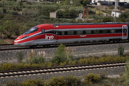 Un tren de alta velocidad de la compania Iryo circula por las afueras de El Papiol.