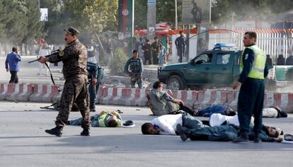 Varias víctimas del atentado de este sábado en Kabul, tras la llegada del vicepresidente Dostum.