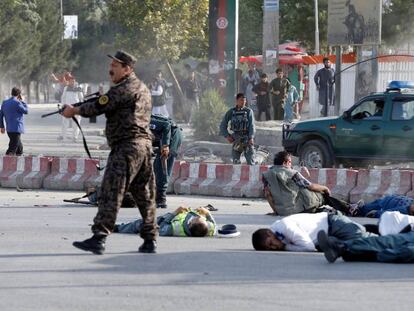Varias víctimas del atentado de este sábado en Kabul, tras la llegada del vicepresidente Dostum.