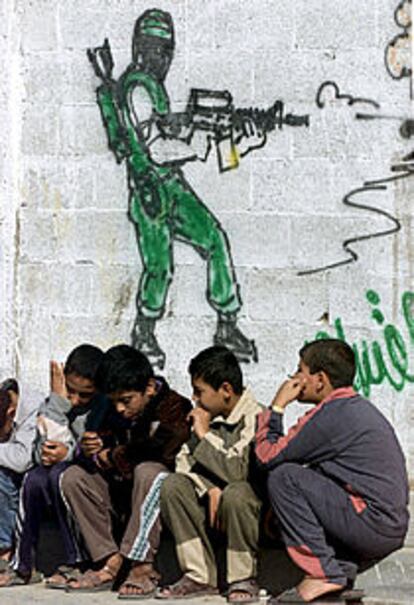 Varios niños palestinos conversan en un campo de refugiados de Gaza.