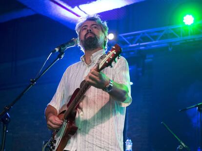 El cantante indie Sr.Chinarro durante un concierto.