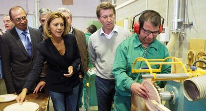 Feij&oacute;o y Dolores de Cospedal visitan los talleres del Centro Ocupacional Aspnais de Lugo.