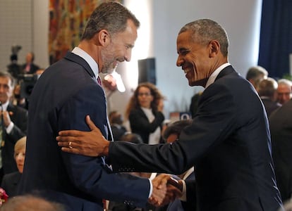 El Rey Felipe saluda al presidente de Estados Unidos, Barack Obama.