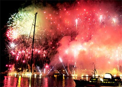 Un castillo de fuegos artificiales puso anoche colofón en la dársena interior a la apertura de las regatas previas de la Copa del América