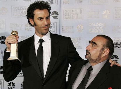 El actor Sasha Baron Cohen sostiene su Globo de Oro al mejor actor en una pelcula de comedia o musical, por su papel en la pelcula <i>Borat</i>, durante la LXIV ceremonia de entrega de los Globos de Oro en Beverly Hills.