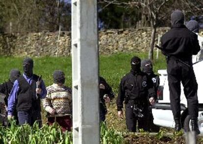 Agentes de la Ertzainza, durante el registro, ayer, en uno de los pisos de los tres detenidos en la comarca del Duranguesado.