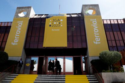 Entrada al auditorio de la ONCE donde se celebró la junta general de accionistas de Ferrovial 2023.