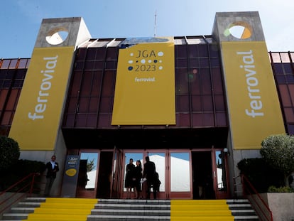 Entrada al auditorio de la ONCE donde se celebró la junta general de accionistas de Ferrovial 2023.