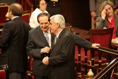Pasqual Maragall, presidente de la Generalitat de Cataluña, conversando con el popular Juan José Lucas en 2005 en el Senado.