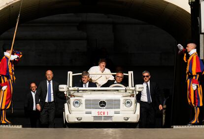 El papa Francisco llega para asistir a su audiencia general semanal, este miércoles en la plaza de San Pedro, en el Vaticano.