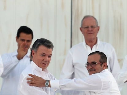 El presidente colombiano, Juan Manuel Santos, a la izquierda, y el líder de las FARC, Timochenko, tras firmar la paz el lunes en Cartagena de Indias.