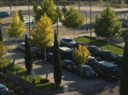 Furgones policiales frente a Telemadrid, en un imagen de los trabajadores.