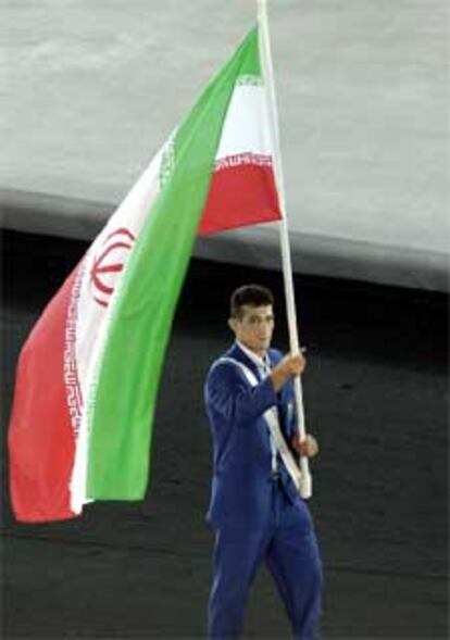 El yudoca Arash Miresmaeili, con la bandera iraní en el desfile.