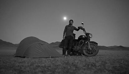 Walter Astrada posa con su moto en Mongolia.