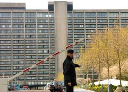 Un guardia de seguridad custodia la entrada del Banco Central Alemán, el Bundesbank, en Fráncfort. EFE/Archivo