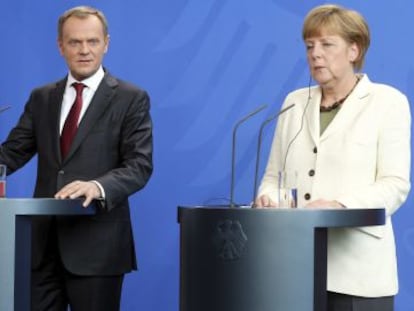 La canciller alemana, Angela Merkel, y el primer ministro polaco, Donald Tusk, ofrecen una rueda de prensa, este viernes en Berlin.